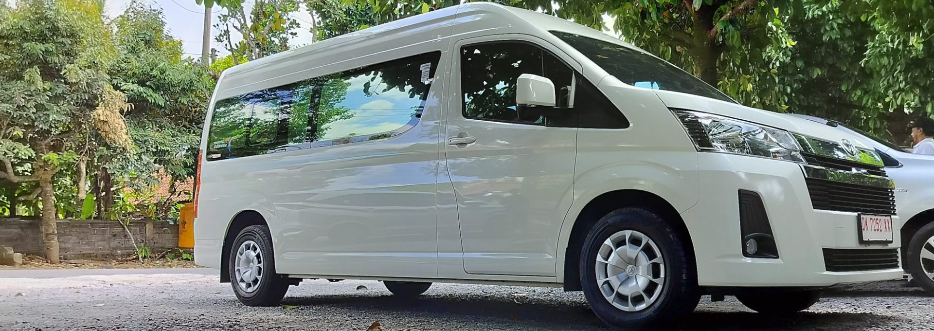 sewa hiace di bali premio commuter toyota bus hiace minibus terbaik di bali